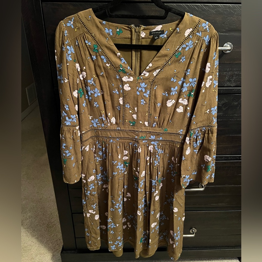 Ann Taylor Green Blue and Pink Floral V-Neck Bell 3/4 Sleeve Flowy Summer Dress